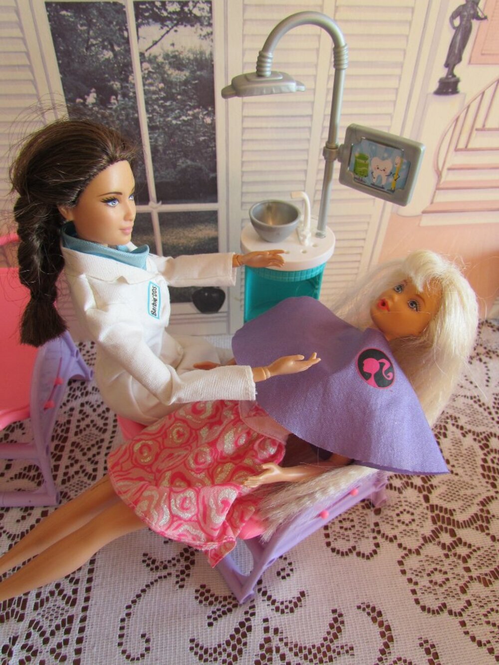 BARBIE DENTIST & PATIENT in OFFICE with EQUIPMENT